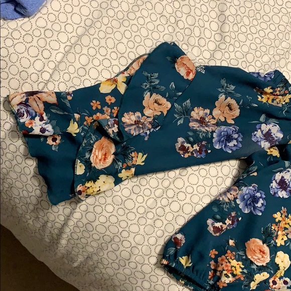 Off the shoulder blouse with styled sleeves - Picture 2 of 3